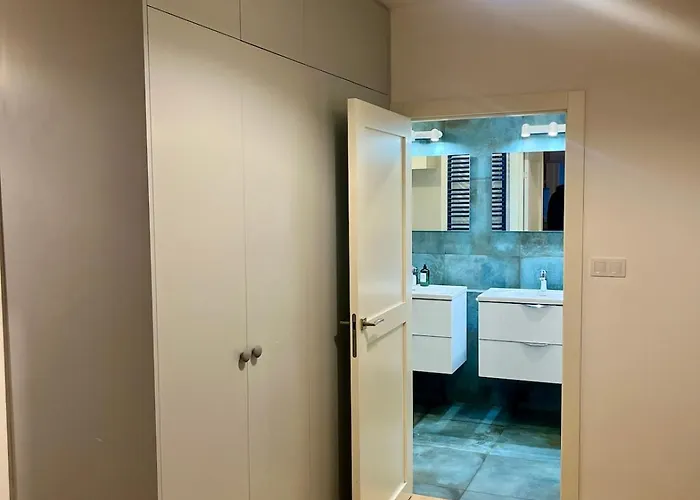 Dm Sunny - With Free Private Parking Apartment